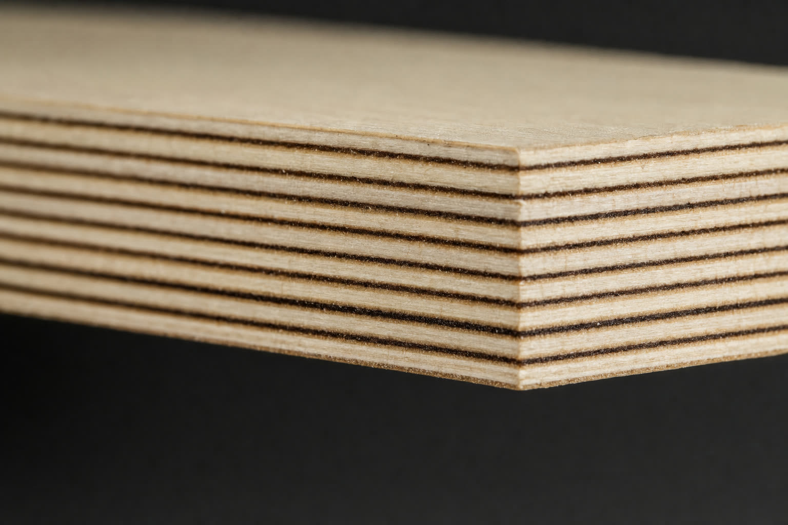 Detalle de tablero fenólico carrocero de abedul multicapa