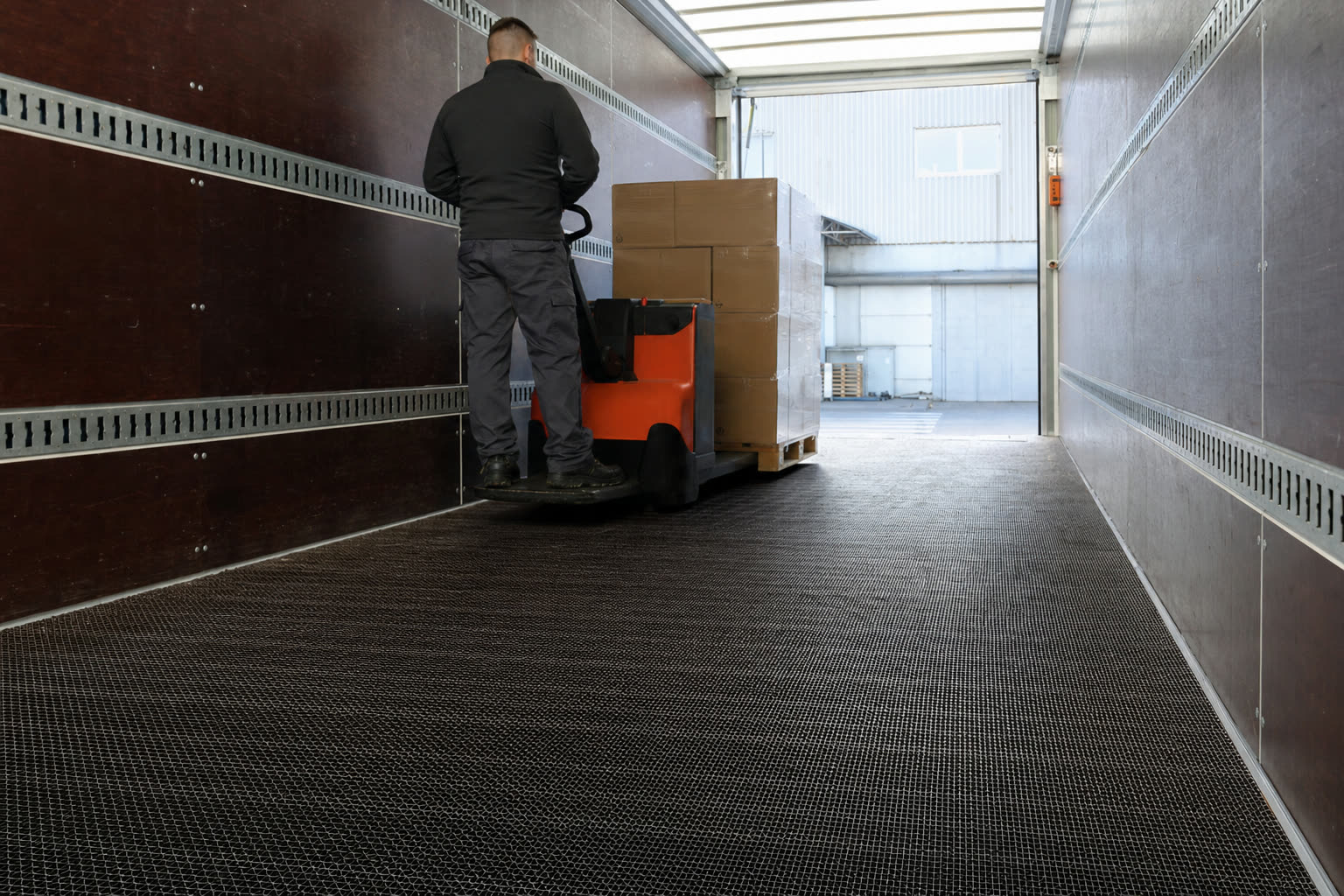 Tablero antideslizante FW para camión en operación de carga con transpaleta