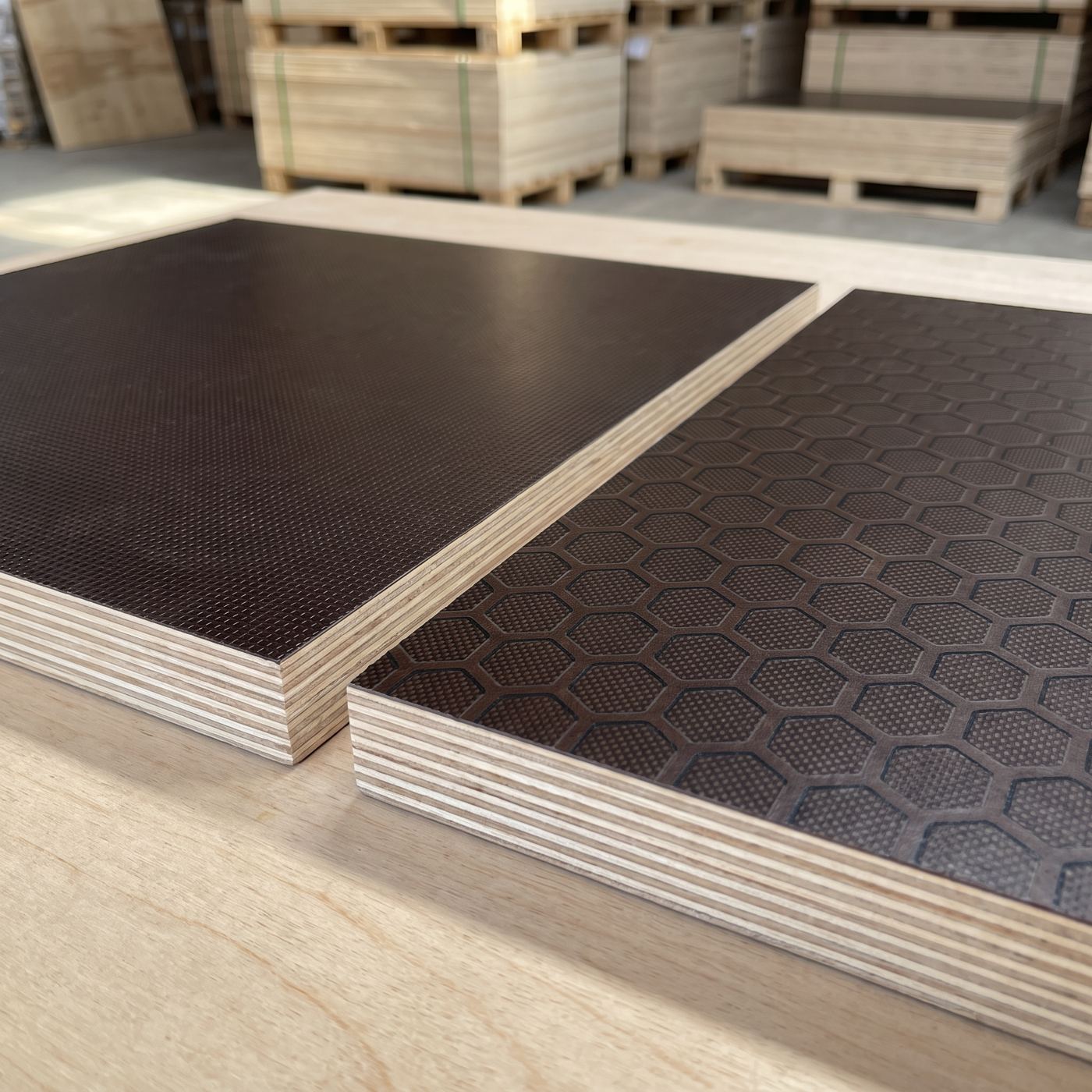 Detalle de paneles de contrachapado con superficies FW y HEXA